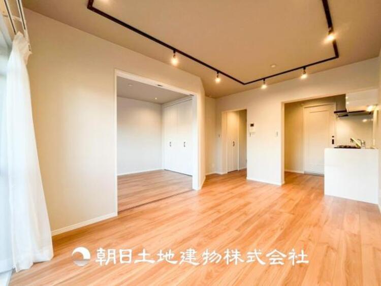 居間 【リビング】1日の中で最も長い時間を過ごすことになるリビングだからこそ、いつも笑顔があふれる空間であるように。広々とした空間から幸せな未来を。