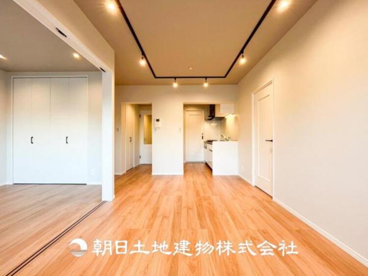 居間 【リビング】大切なご家族、招いた友人と過ごすひと時を溢れる光が優しく包み込む空間。大切な人とともに、心穏やかに過ごすひととき。家族との時間、自分の時間を大切にできる空間を作りました。