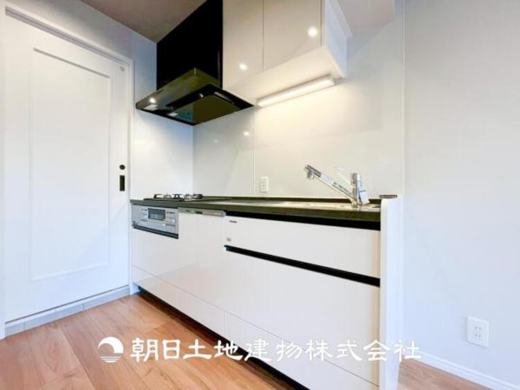 キッチン 【キッチン】住宅の主役でもあり、日常生活を過ごす上で重要な水回りでもあるからこそ機能性・デザイン性に拘りました。お掃除のしやすいシステムキッチンを設置しました。