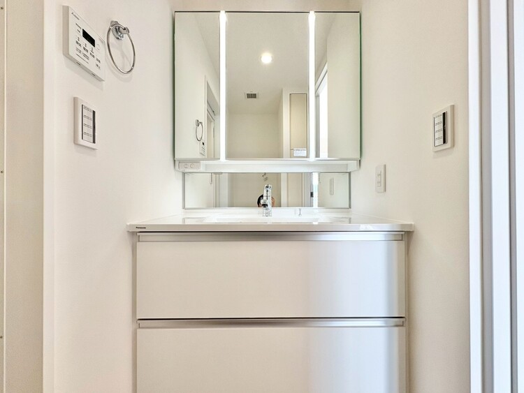 その他 清潔感を感じられる洗面化粧台。