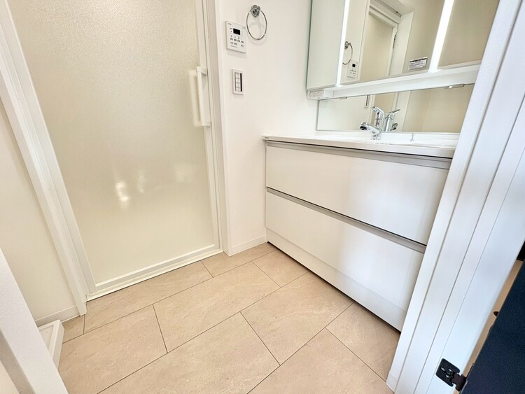 その他 十分な広さの脱衣所。