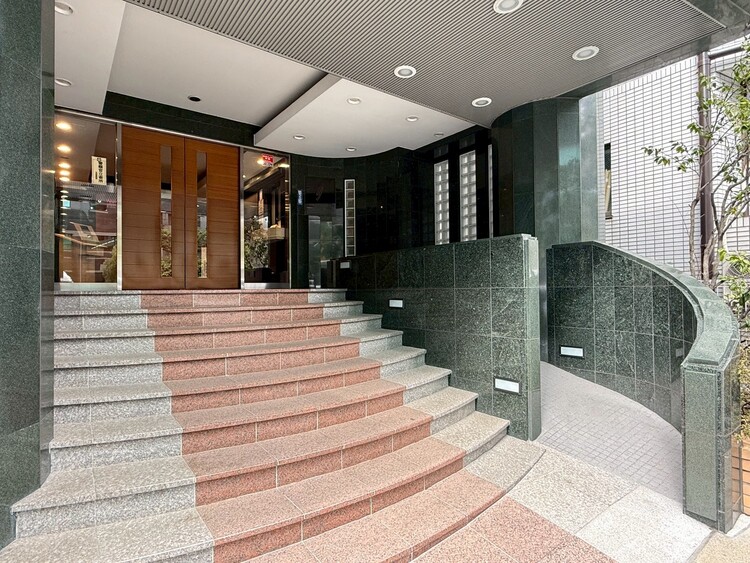 その他 共用部の階段です。明るく清潔に管理されています。