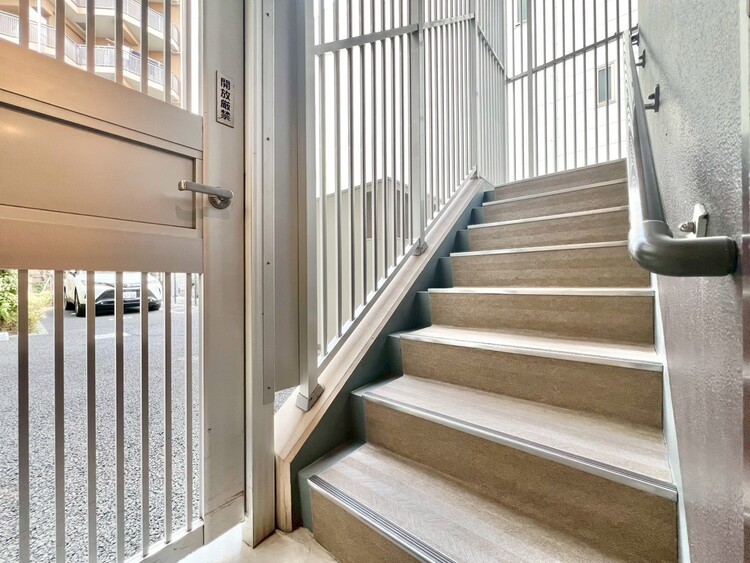 その他 共用部の階段です。明るく清潔に管理されています。