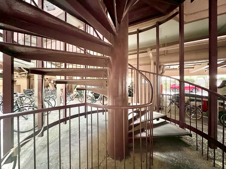 その他 共用部の階段です。明るく清潔に管理されています。