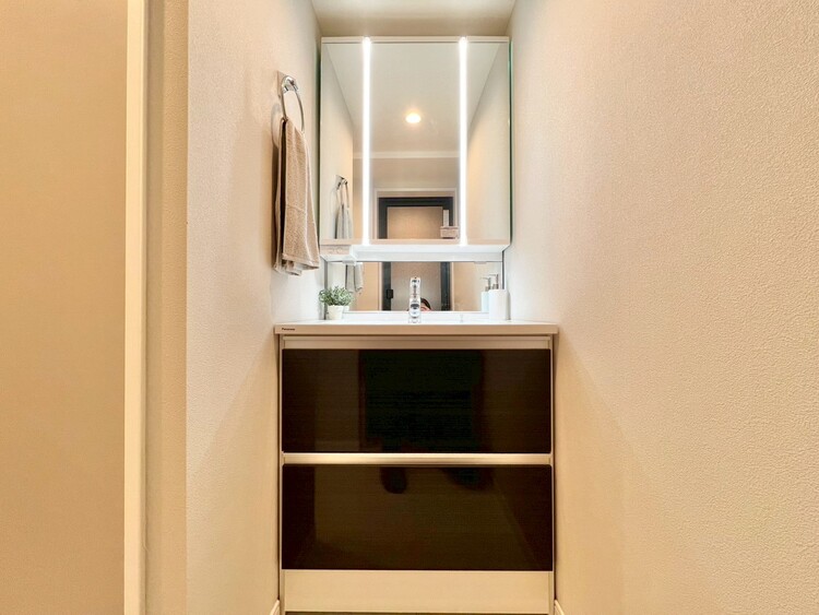 その他 清潔感を感じられる洗面化粧台。