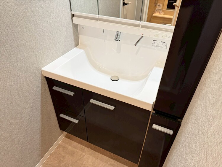 その他 清潔感を感じられる洗面化粧台。