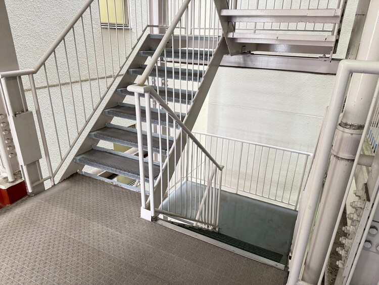 その他 共用部の階段です。明るく清潔に管理されています。