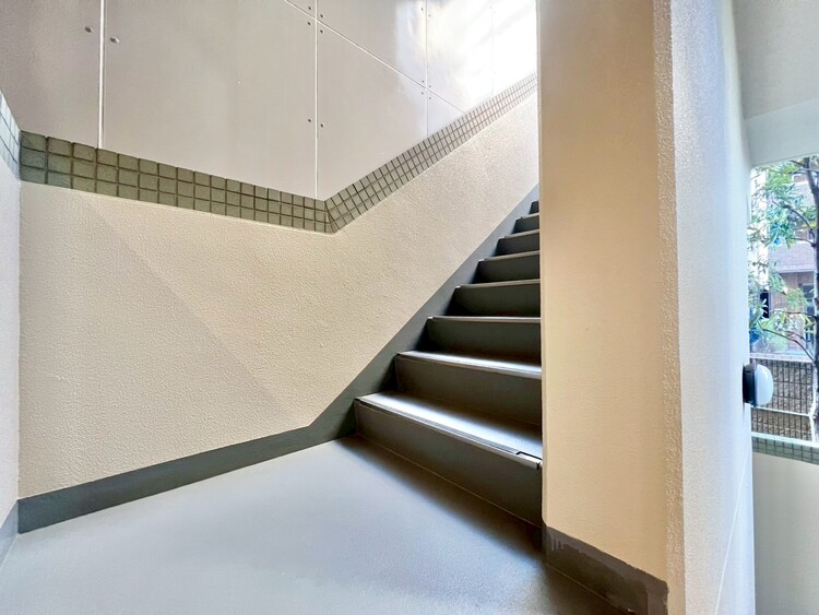 その他 共用部の階段です。明るく清潔に管理されています。