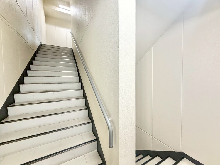 その他 共用部の階段です。明るく清潔に管理されています。