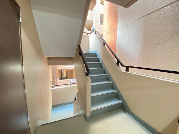 その他 共用部の階段です。明るく清潔に管理されています。
