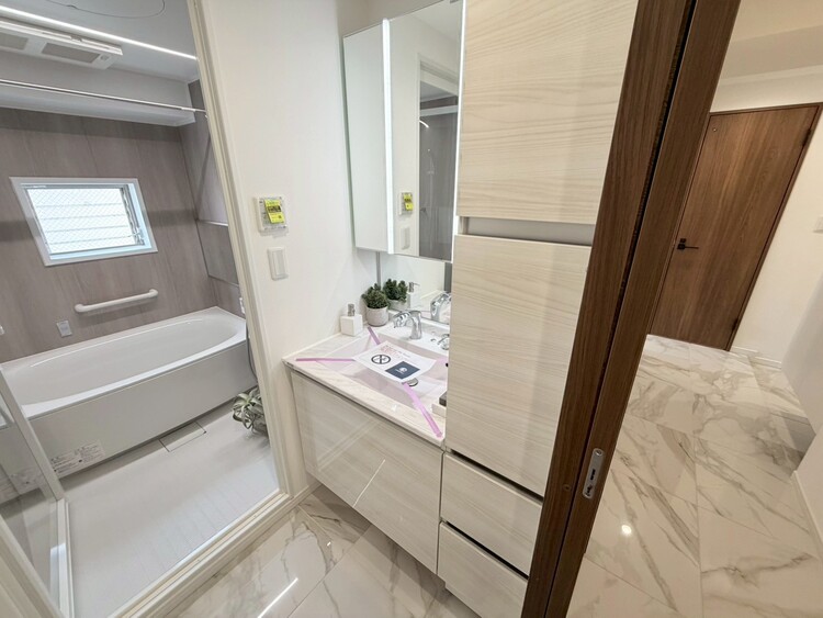 その他 清潔感を感じられる洗面化粧台。