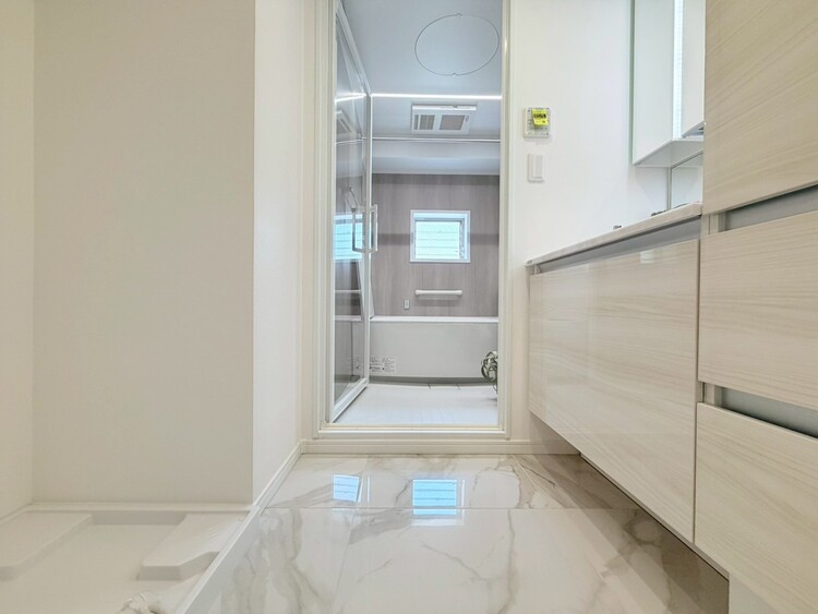 その他 十分な広さの脱衣所。