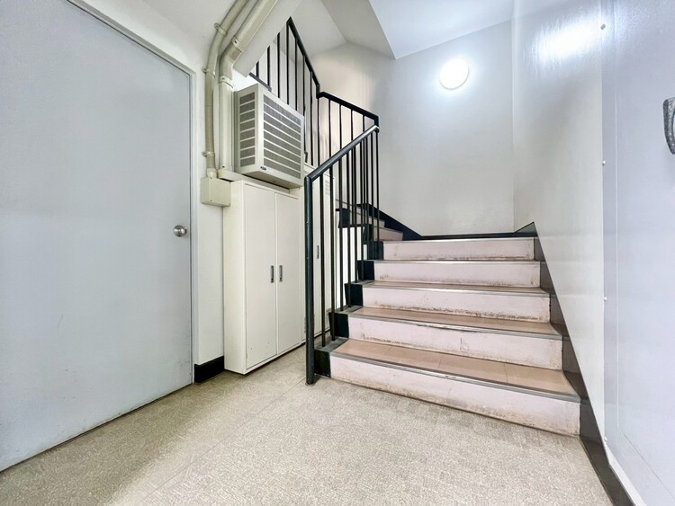 その他 共用部の階段です。明るく清潔に管理されています。