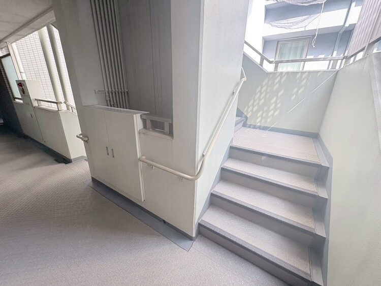 その他 共用部の階段です。明るく清潔に管理されています。