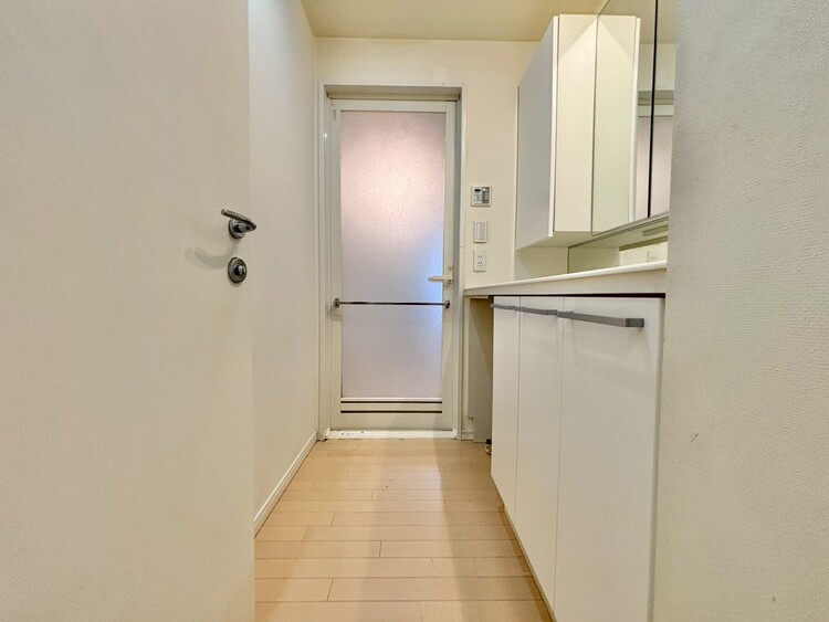 その他 十分な広さの脱衣所。