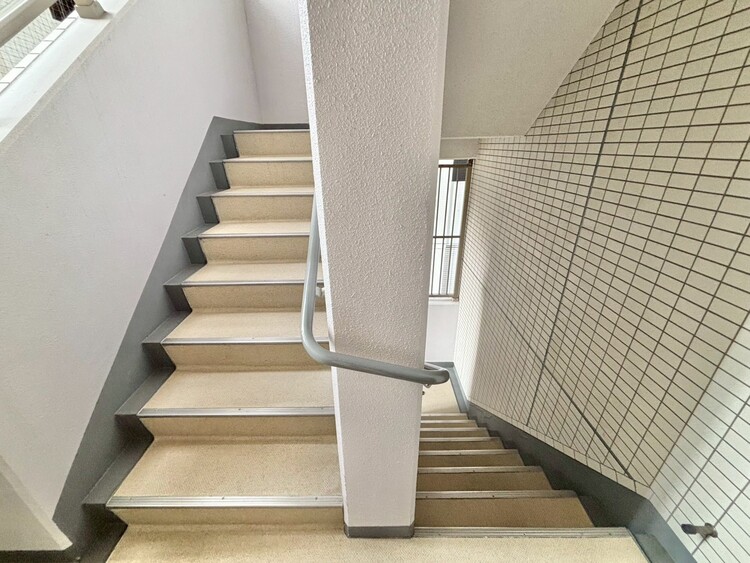 その他 共用部の階段です。明るく清潔に管理されています。