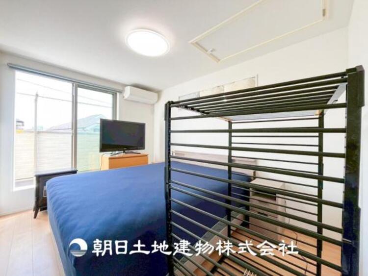 内装 【居室】爽やかな空間演出とセンス良く纏められた室内は良質な寛ぎ空間。そこで暮らす大切な人達のことを考え造りこんだ空間は日々の生活に安らぎを与えてくれます。