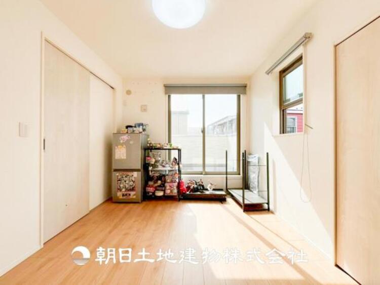 内装 【居室】大切な家族一人ひとりの大切な個別空間。趣味・感性で個性的に飾って頂けるようシンプルに仕上げてあります。自分時間を充実させながら心豊かなひとときを過ごすための大切な空間。