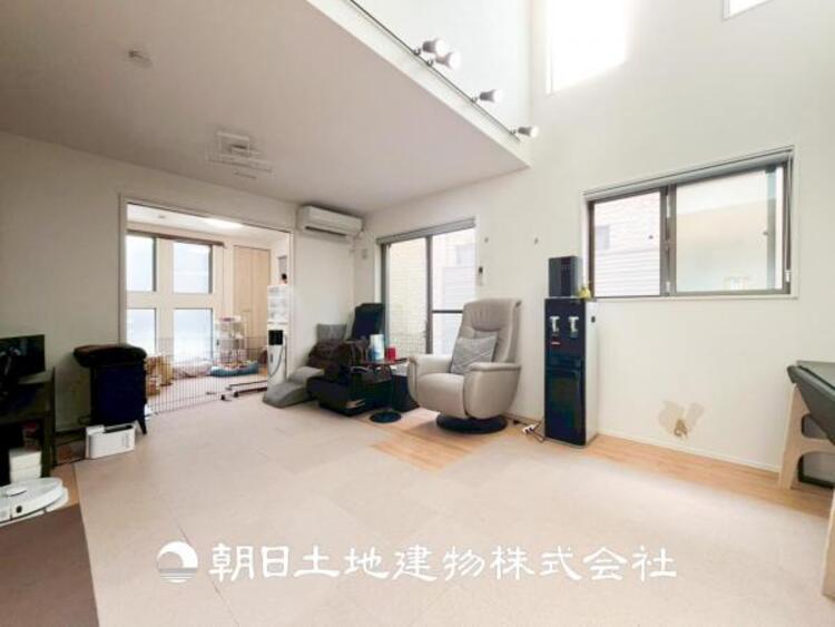 居間 【リビング】1日の中で最も長い時間を過ごすことになるリビングだからこそ、いつも笑顔があふれる空間であるように。広々とした空間から幸せな未来を。