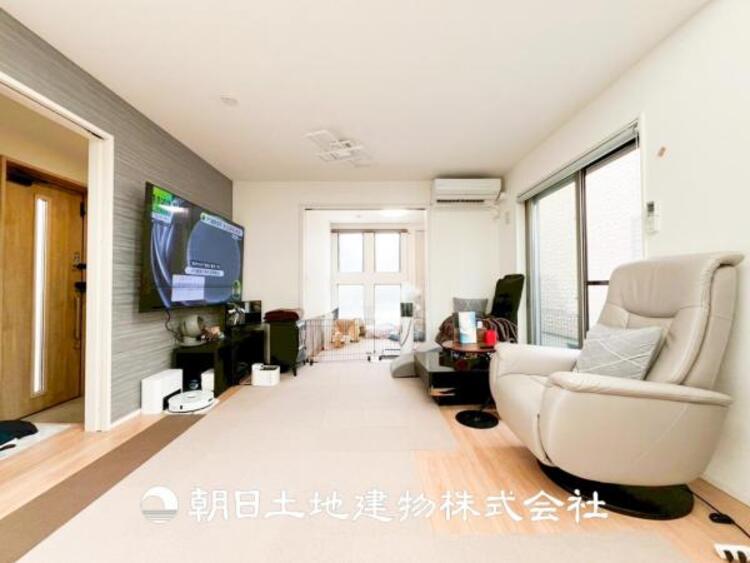 居間 【リビング】LDKは広々17帖の大空間。家族や友人との時間など、１番多くの時間を過ごす空間。何気なく過ぎる時でさえも上質で快適な空間でお過ごしください。