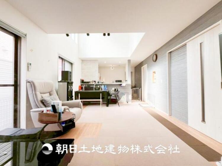 居間 【リビング】大切なご家族、招いた友人と過ごすひと時を溢れる光が優しく包み込む空間。大切な人とともに、心穏やかに過ごすひととき。家族との時間、自分の時間を大切にできる空間を作りました。