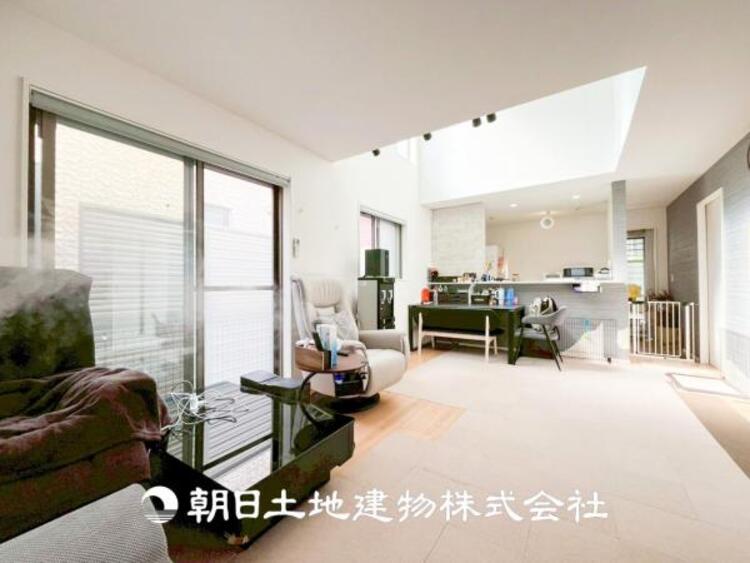 居間 【リビング】開放的で明るい空間が広がるLDK。リビングには暖かな太陽が降り注ぎ、爽やかな住空間です。お友達を呼んでお茶をしたり、一緒に料理を楽しみながら楽しい時間を。