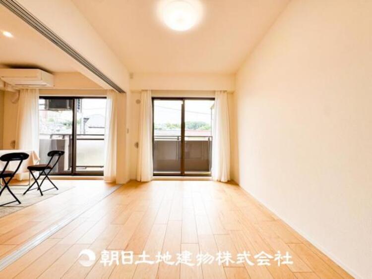 内装 【居室】趣味・感性で個性的に飾って頂けるようシンプルに仕上げてあります。