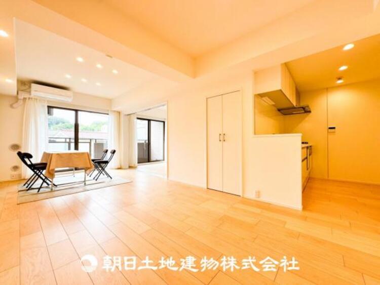 居間 将来にわたって資産価値が継続する「上質」な佇まいを目指しました。