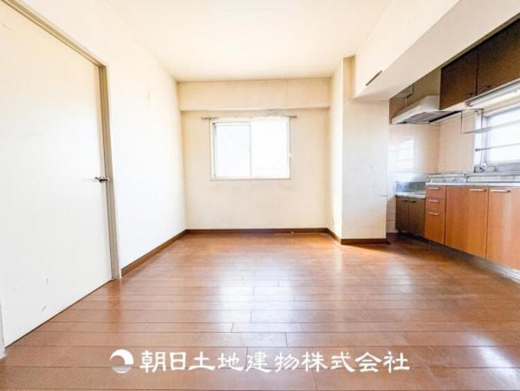 居間 大切なご家族、招いた友人と過ごすひと時を溢れる光が優しく包み込む空間。