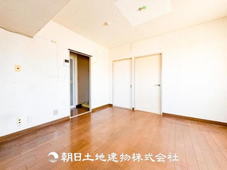 居間 リビングには潤沢な太陽が降り注ぎ、爽やかな住空間を演出しました。