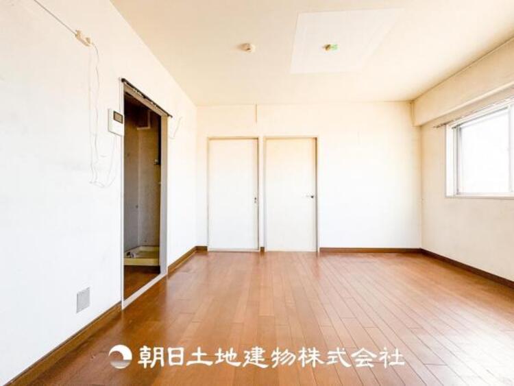 居間 リビングにはみんなが集い、食事や楽しい会話が始まる。