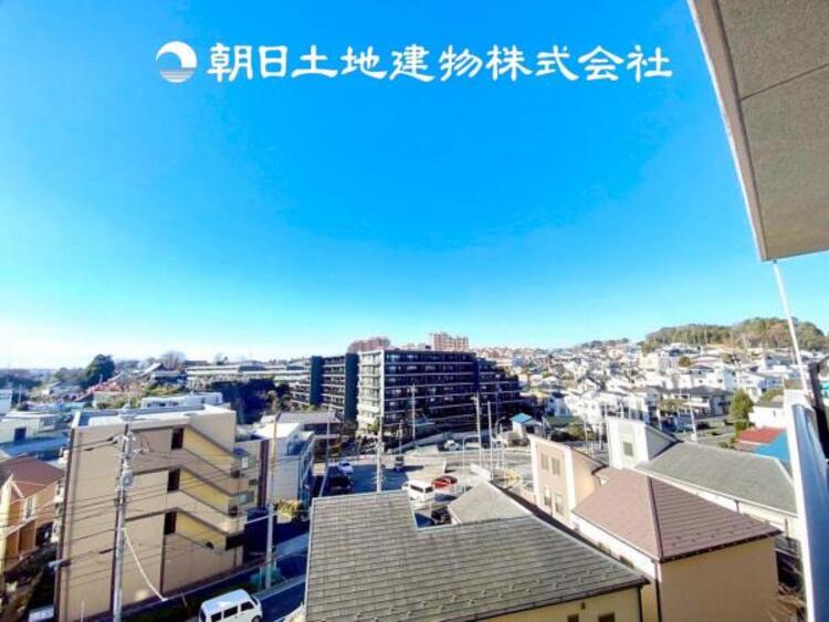 その他 【眺望】目の前に手を伸ばせば、触ることが出来そうな環境が、そのままインテリアになったような印象です。その豊かな眺望にふさわしい空間には、通風・採光にも優れ、心地よい光と風があふれています。