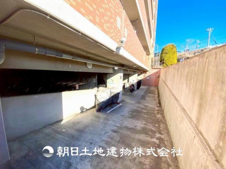 その他 【バイク置き場】敷地内駐車スペース。日々の暮らしにも大切なスペースです。