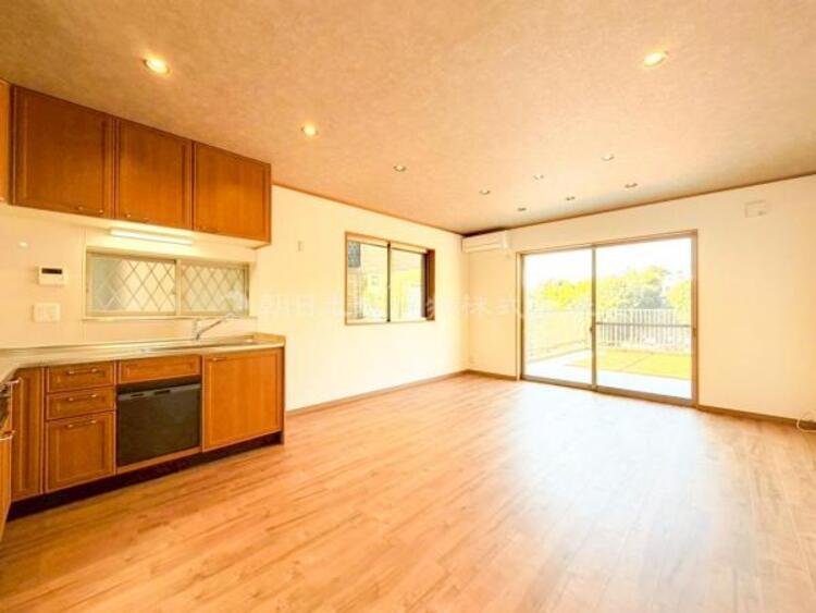 居間 お天気が晴れの日は照明をつけなくても充分明るいリビングです！どこか落ち着きのある広々とした内装です！皆で過ごす空間が、目に浮かんでくる様な優しいリビングダイニングです！くつろいだり楽しい時間を是非！ 