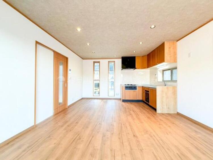 居間 リビングにあふれる採光と心地よい風のつどう調和された空間！！生活を彩る充実した日々が過ごせそうです。家族の滞在期間が長くなることを予測して、設計士が思いと工夫をこらした自慢のリビングダイニング！！！ 