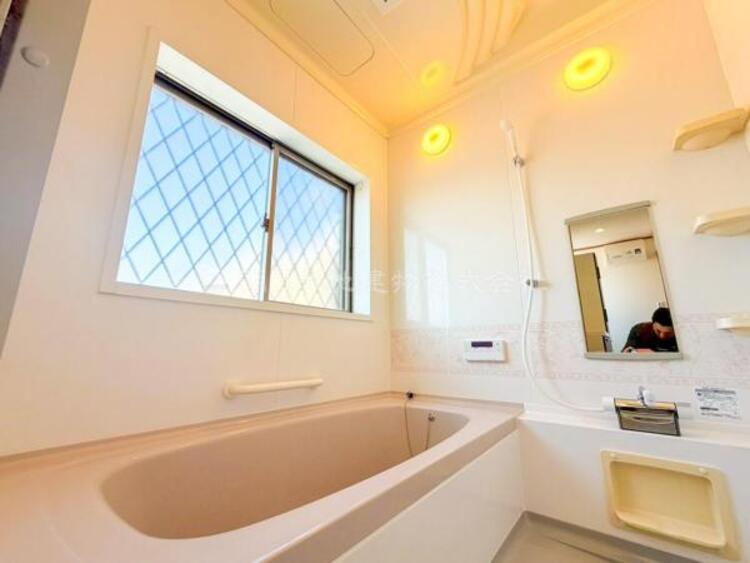 風呂 【浴室】ゆったりと寛げる広々バスで足を伸ばしてリラックス。　最新のユニットバスは設備も充実です。 