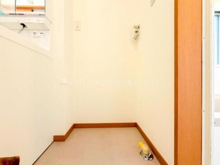 洗面 【洗面・脱衣所】ストレスフリーな広いランドリースペース。大きな洗濯機乾燥機もしっかりとおけます。 