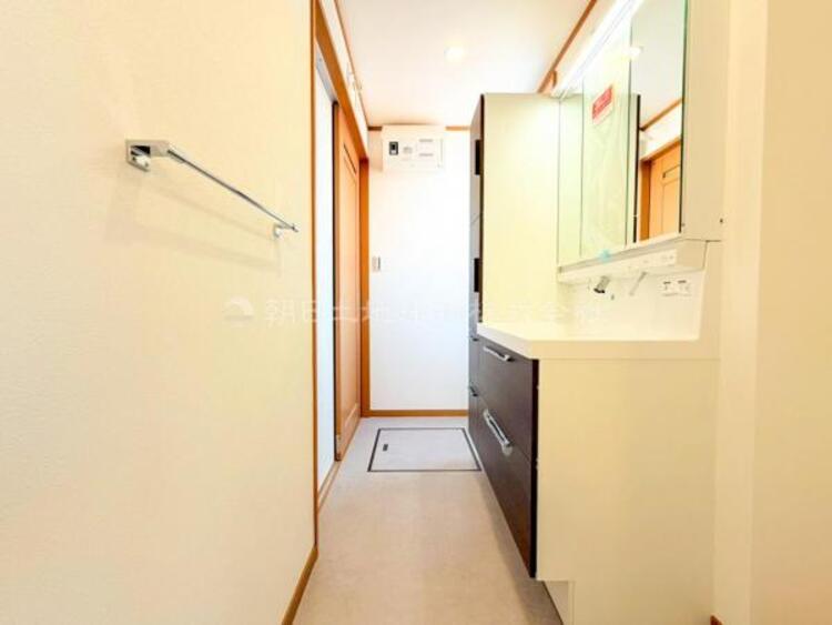 洗面 【洗面・脱衣所】使用頻度の高い場所だからこそ便利な空間に。多人数での使用も考えた便利な空間です 