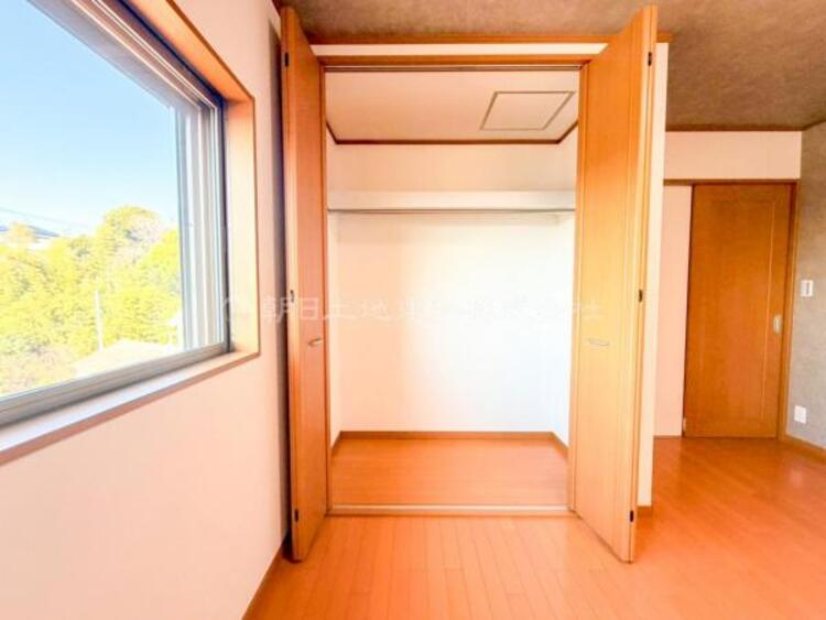 収納 【収納】適材適所に設けた収納は、奥行きもあり多くの物の収納が可能です。扉を閉めるとパッと隠すことができるので、いつでも室内が整理整頓でき気持ちのいい空間として使えます! 