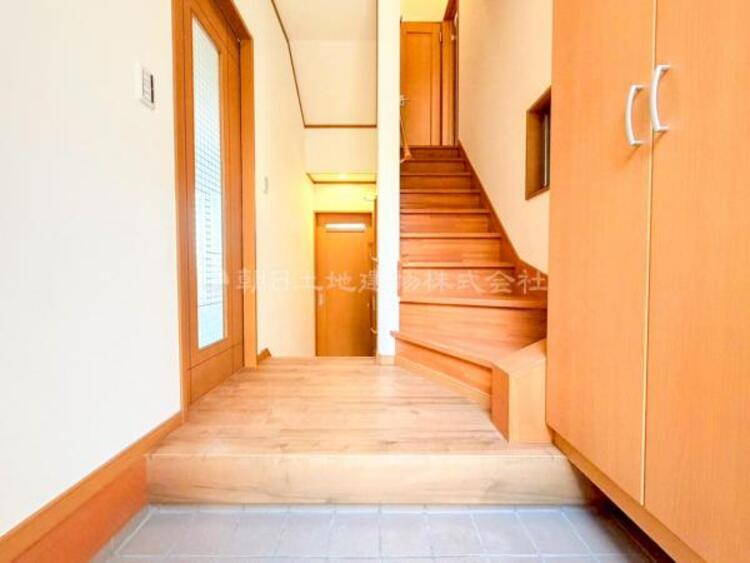 その他 【玄関】お出かけの際に小さなお子様のいるご家庭でもゆったりと靴を履かせて上げることができます。大きな荷物や抱っこしながらでもスムーズに出入り可能なストレスの少ない玄関です。 