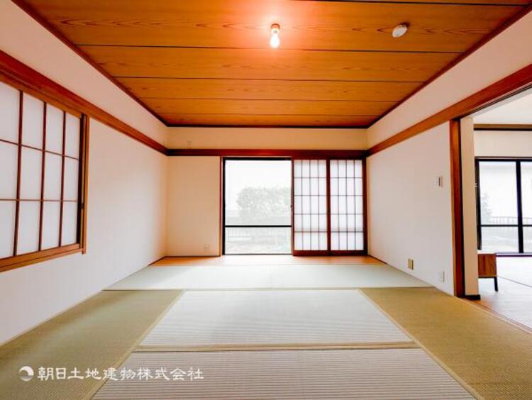 内装 【和室】和室は小さなお子様の遊び場やお昼寝スペースなどに！間仕切りを閉めると個室としても活用できます