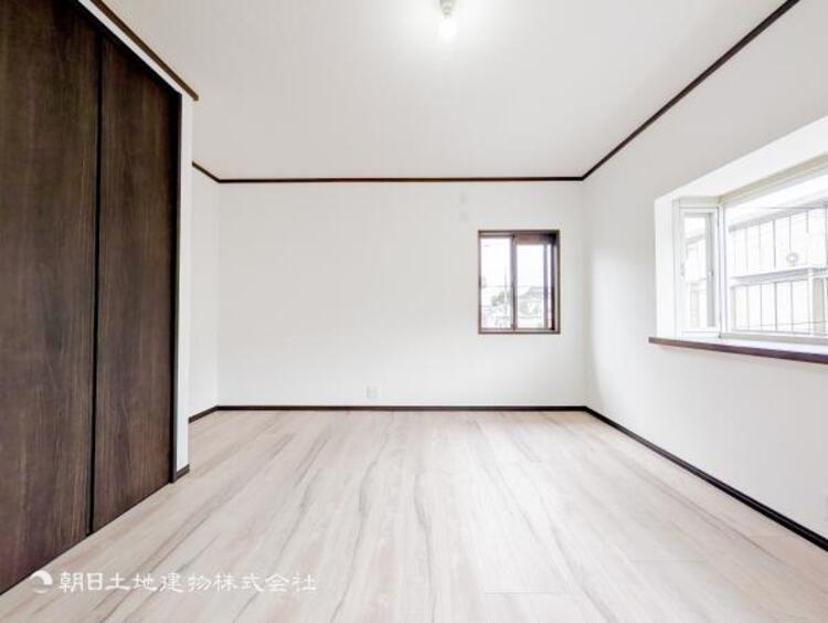 内装 居室はひとり時間を過ごせる安らげるお部屋として活用できます！収納スペースあり！荷物が多くても十分！！ベッドや勉強机、テレビなどを置きたい場合におすすめ！！過ごす時間が長くてもゆったり過ごせそうですね！