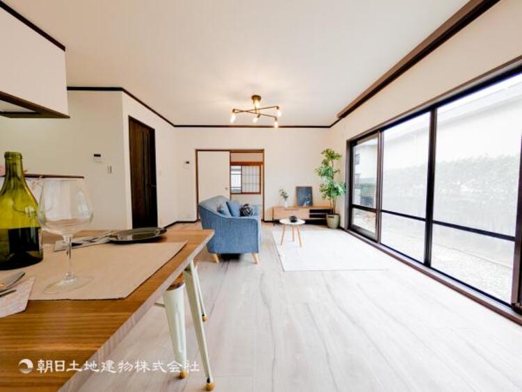 居間 家族の会話や笑顔が行き交うリビングで、子供を走り回らせたい。ダイニングテーブルでゆったり食事を堪能。光と風が溢れる開放的なリビングダイニングには、くつろぎの空間を生み自然と家族みんなが集まってきます