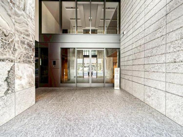 エントランス 【エントランス】重厚感の溢れるエントランスはマンションの顔！帰宅時、来客時に誇れる空間を演出します！ 