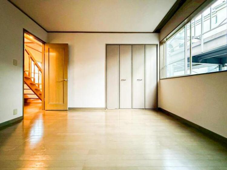 内装 穏やかな寛ぎあじわえるお部屋では有意義な時間がつくれます！！大きな窓からと陽光が注がれる明るい空間！光もアクセントの一つとして。一人時間も充実したものにできるプライベートルームは日々を豊かにします！！ 