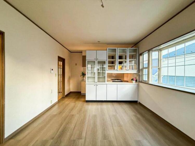 居間 お天気が晴れの日は照明をつけなくても充分明るいリビングです！どこか落ち着きのある広々とした内装です！皆で過ごす空間が、目に浮かんでくる様な優しいリビングダイニングです！くつろいだり楽しい時間を是非！ 