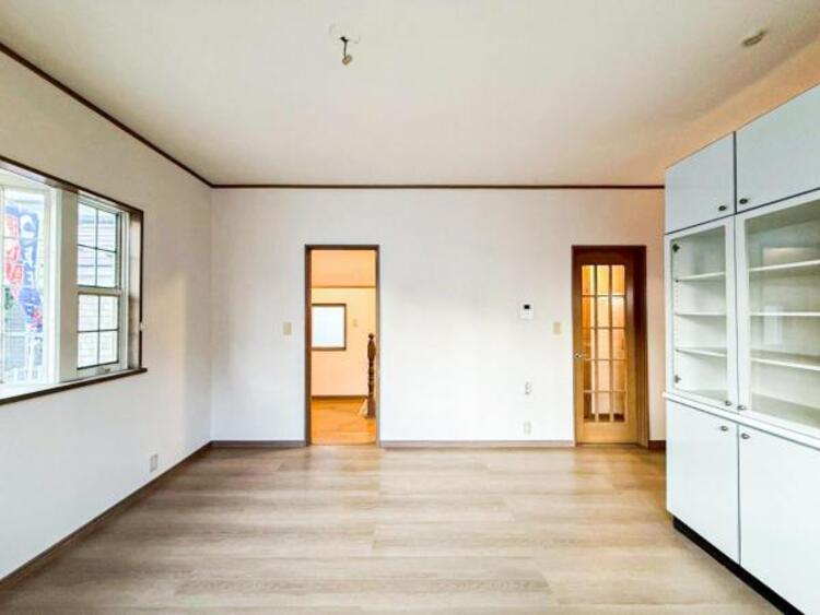 居間 リビングにあふれる採光と心地よい風のつどう調和された空間！！生活を彩る充実した日々が過ごせそうです。家族の滞在期間が長くなることを予測して、設計士が思いと工夫をこらした自慢のリビングダイニング！！！ 