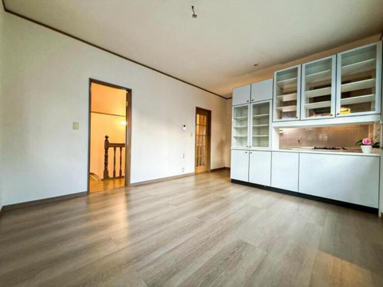 居間 開放感とプライベート感が見事に両立されたリビングダイニング！通常では相反するファクターがともにそろうと極上のくつろぎ空間が生まれます。だれにも譲りたくない至福の空間で過ごす日々は生活をより豊かにします 