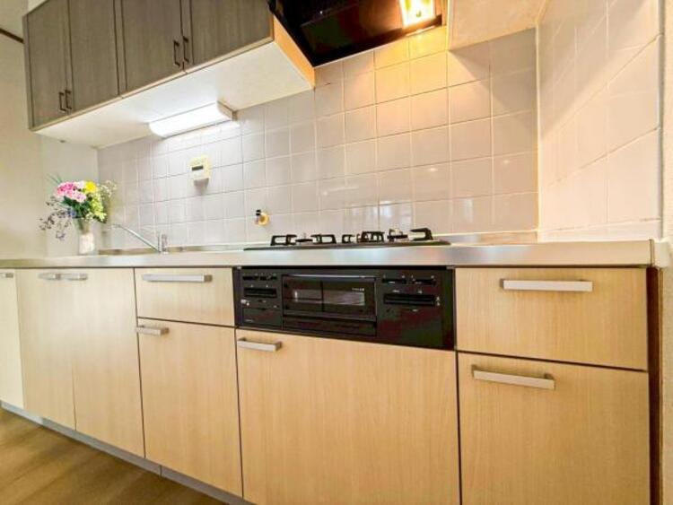 キッチン 【キッチン】広く取られたキッチンスペースはとても便利です。