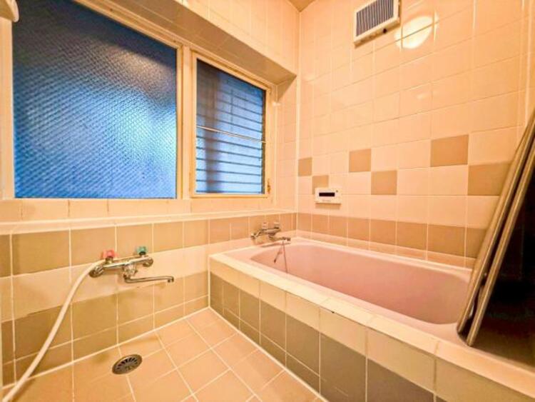 風呂 【浴室】窓のあるバスルームは明るく気持ちの良い空間です！！